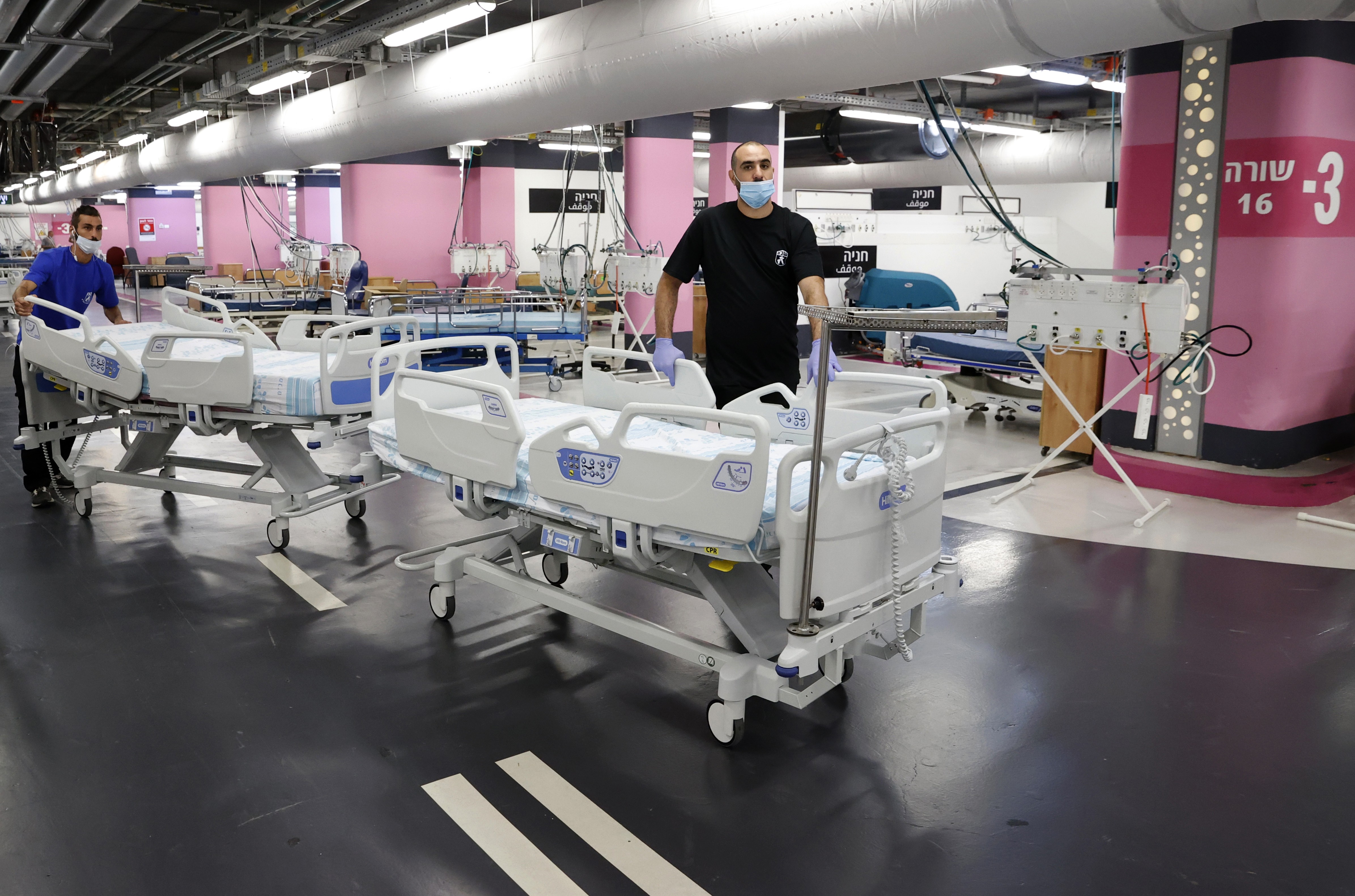 Hospital de Israel saturado pela Covid-19 instala leitos no estacionamento
