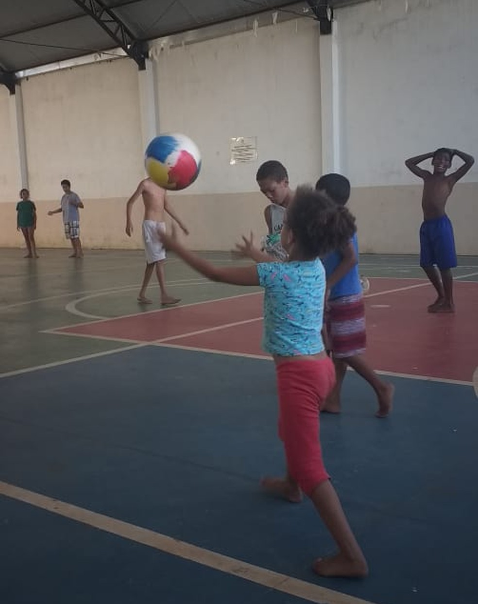 Crianças do abrigo Lar de São José brincando — Foto: Arquivo Pessoal