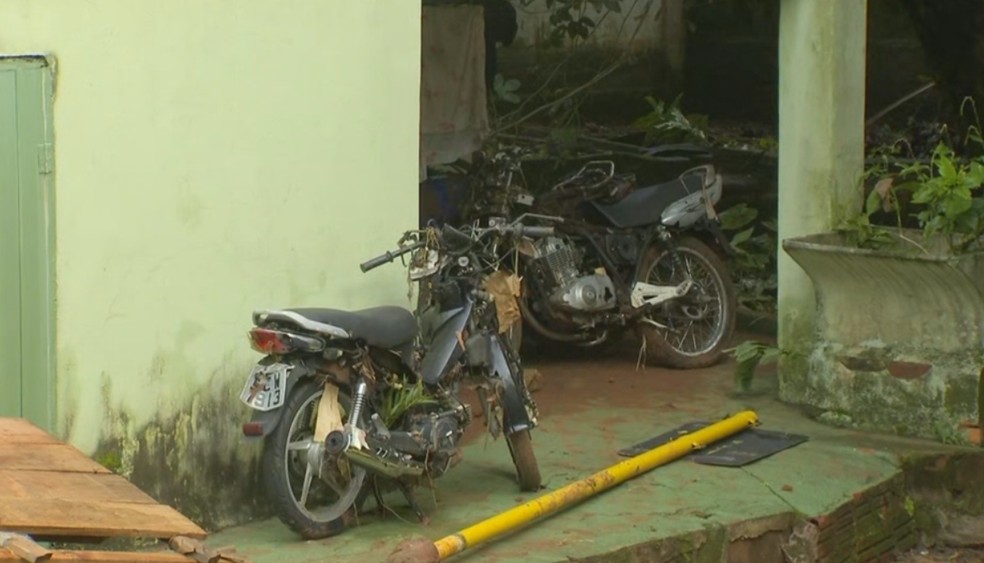 Motos foram danificadas pela enxurrada em Avaré — Foto: Mike Adas/TV TEM