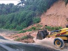 Chuva causa alagamentos, queda de árvore e deslizamentos em Manaus