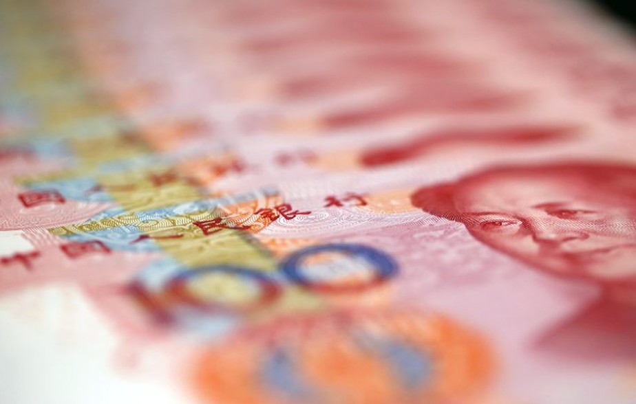 China Moeda Cédulas Notas Dinheiro Finanças Economia Economia Chinesa Iên Ienes Iuen Iuên - Chinese one-hundred yuan banknotes are arranged for a photograph in Tokyo, Japan, on Thurday, April 4, 2013. China will start direct trading between the yuan and A