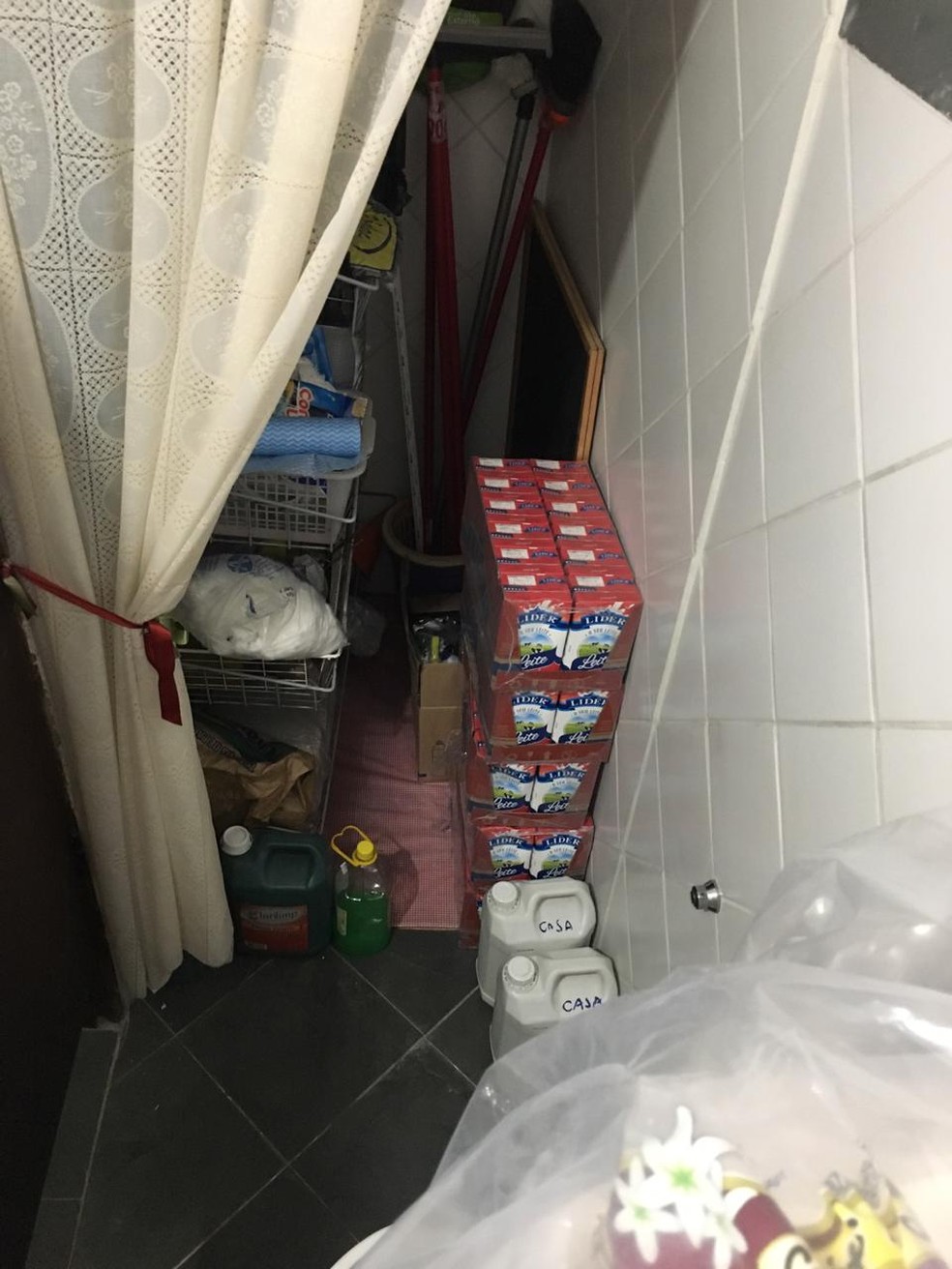 Leite armazenado junto com produtos de limpeza em escola na Zona Oeste de SP — Foto: Arquivo Pessoal
