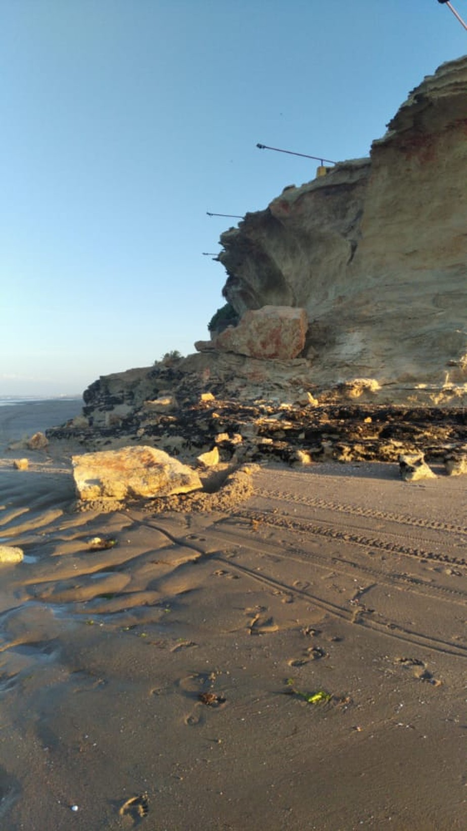 Parte da Pedra do Chapéu despenca na praia de Tibau