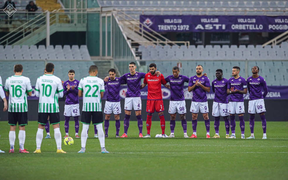 Jogadores de Fiorentina e Sassuolo fazem um minuto de silêncio em homenagem a Gianluca Vialli — Foto: Twitter/Fiorentina