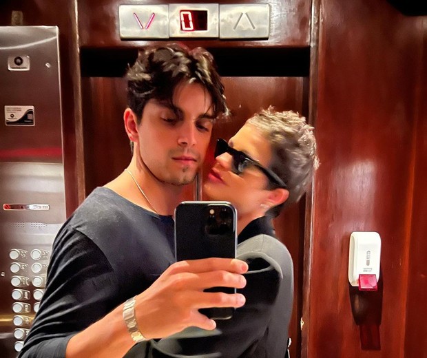 Rodrigo Simas e Agatha Moreira posam abraçados para foto (Foto: Reprodução/Instagram)