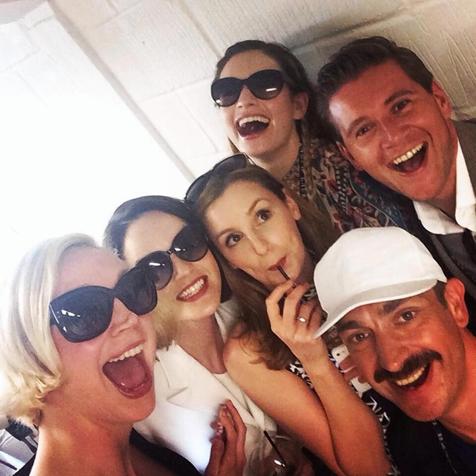 Gwendoline Christie com elenco de 'Downton Abbey' (Foto: Twitter)