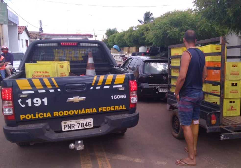 PRF apreendeu 45 engradados de cerveja furtados.  â Foto: DivulgaÃ§Ã£o/PRF