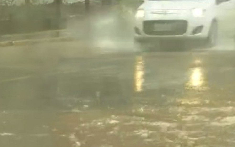 Alagamento na Avenida Adhemar de Barros, no bairro de Ondina, em Salavdor &mdash; Foto: Reprodu&ccedil;&atilde;o/TV Bahia