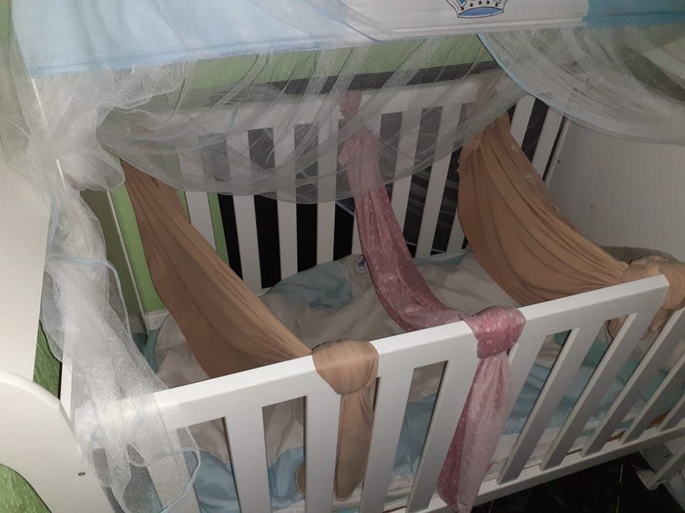Berço de creche em Planaltina, no DF, onde criança de 6 meses morreu; bebês eram colocados em panos estendidos como redes — Foto: Reprodução