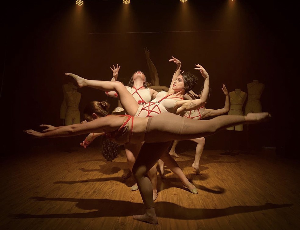 Com direção e coreografia de Carlos Guerreiro, espetáculo 'Os Sete Pecados Capitais' mistura dança, teatro e intervenções em vídeo. Sessões acontecem neste fim de semana, em Brasília — Foto: Divulgação