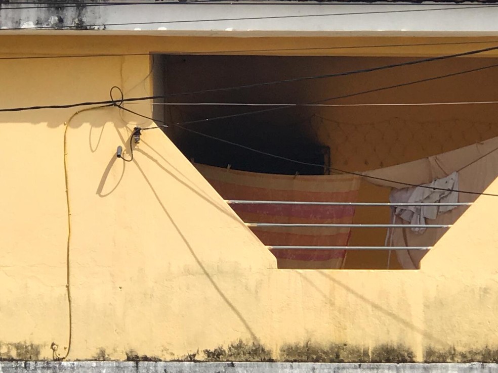 Mancha provocada pela fumaça é vista em janela da casa em que incêndio matou idosa, na Zona Norte de Natal — Foto: Kleber Teixeira/Inter TV Cabugi