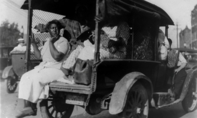Família dentro de um carro após o Massacre de Tulsa, em 1921