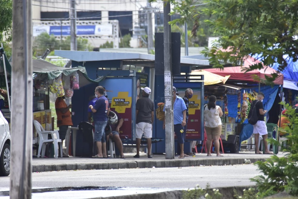 Natal, 20/03/2021: Paradas de ônibus cheias e comércio informal, na Zona Oeste, do primeiro dia de vigência do novo decreto de isolamento social rígido no RN. — Foto: Pedro Vitorino