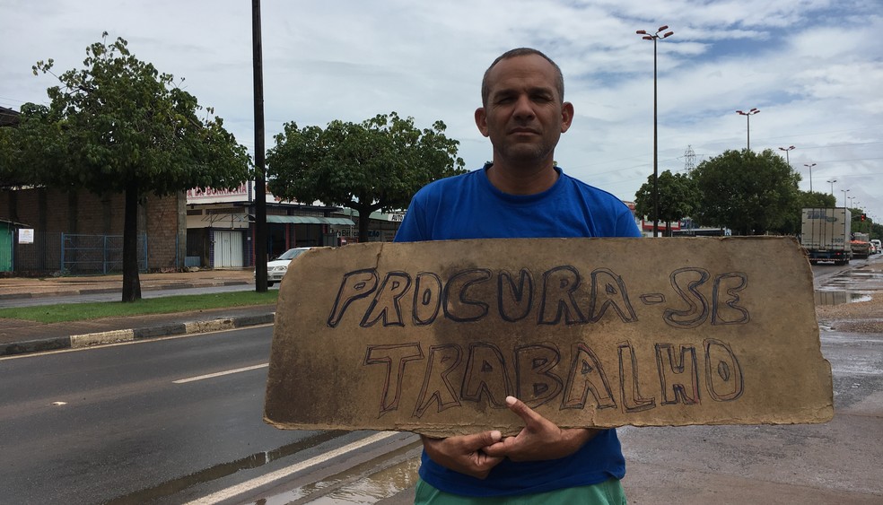 Com a placa de 'procura-se trabalho', o ex-comerciante está em busca de uma oportunidade de emprego na capital (Foto: Emily Costa/G1 RR)