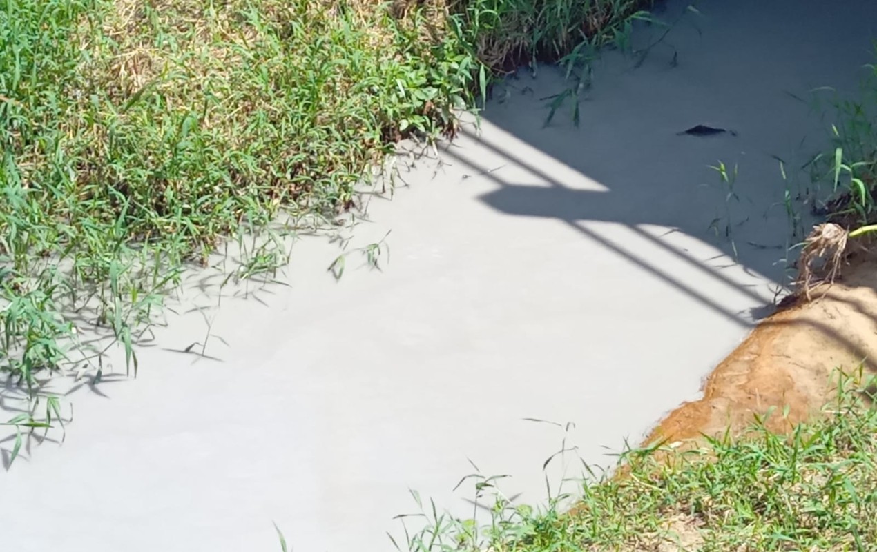 Dejetos de obra na Sabesp afetam coloração de água em ribeirão de Sarapuí, segundo prefeitura