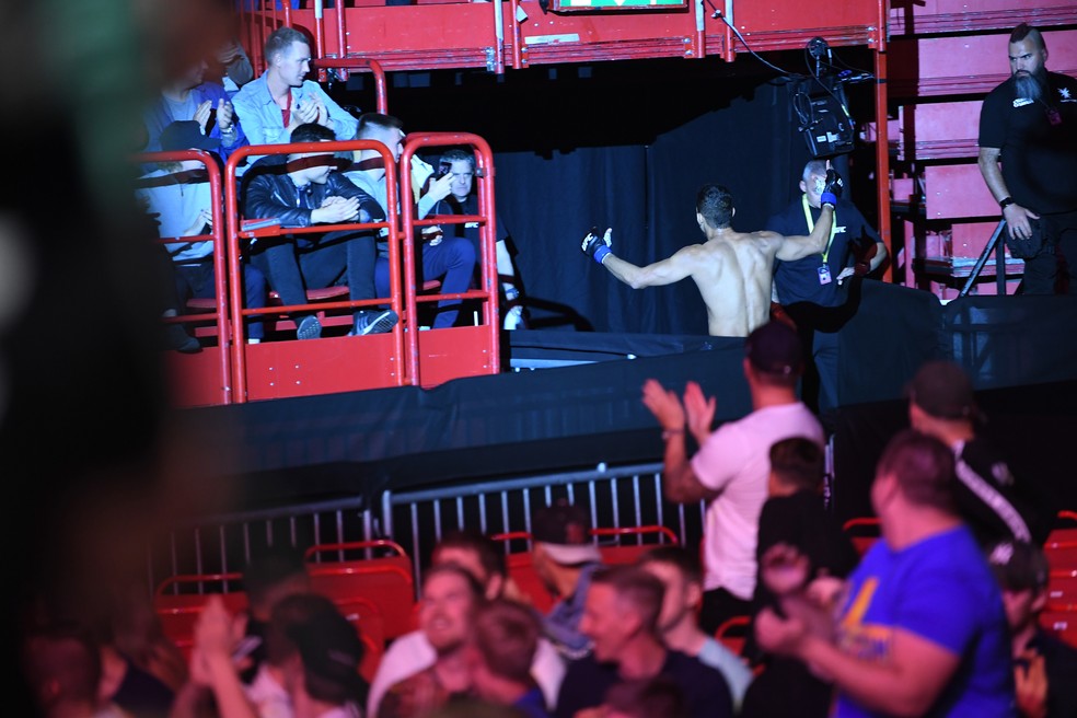 LÃ©o Santos deixou o octÃ³gono apÃ³s a luta e correu pela arena do UFC Estocolmo comemorando â?? Foto: Getty Images