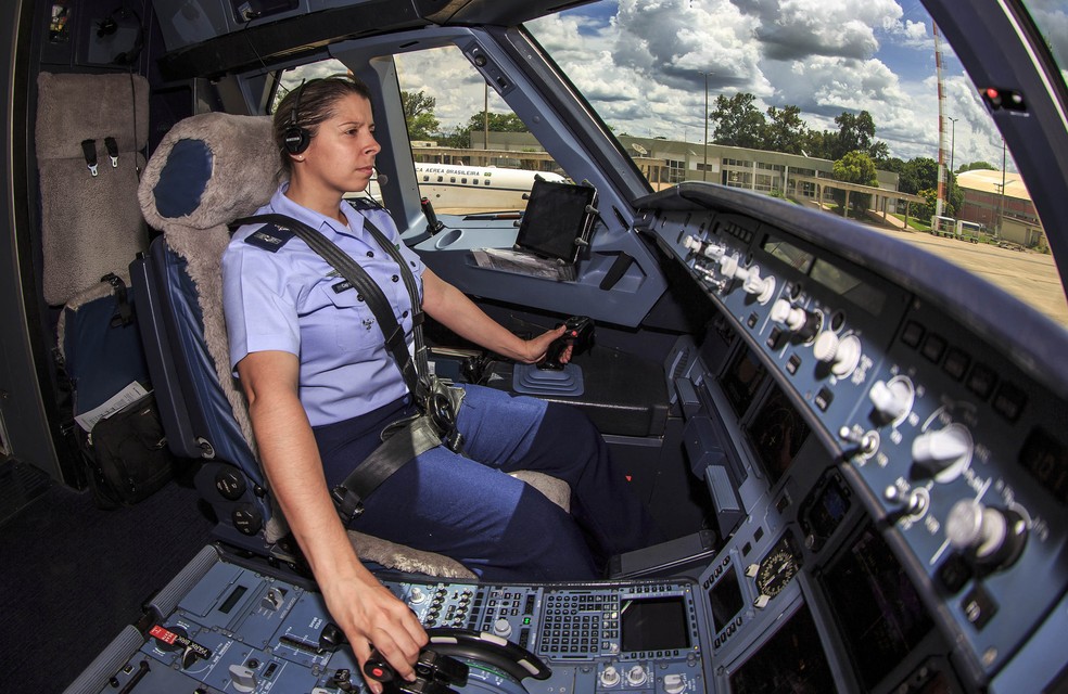 Capitão da Força Aérea Brasileira, Carla Borges é primeira mulher a pilotar o avião presidencial (Foto: Sargento Manfrim/FAB)