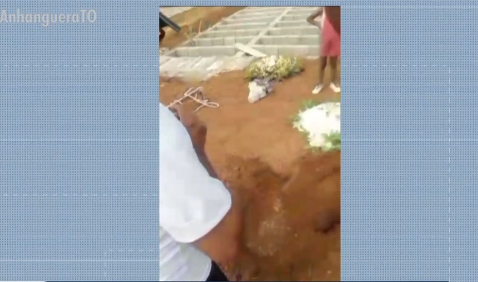 Parentes precisaram cavar para encontrar local de sepultamento  — Foto: Reprodução/TV Anhanguera