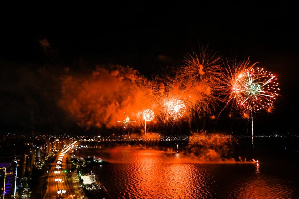 Fogos deixam céu laranja em Florianópolis no réveillon 2023 — Foto: Tiago Ghizoni/NSC