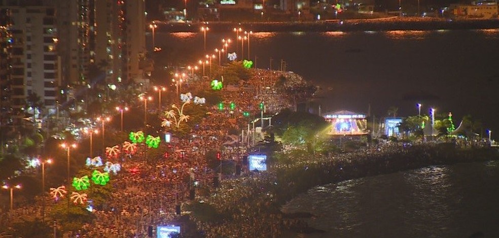 Milhares de pessoas passaram o réveillon de Florianópolis na Av. Beira-Mar Norte. — Foto: Reprodução/NSC TV