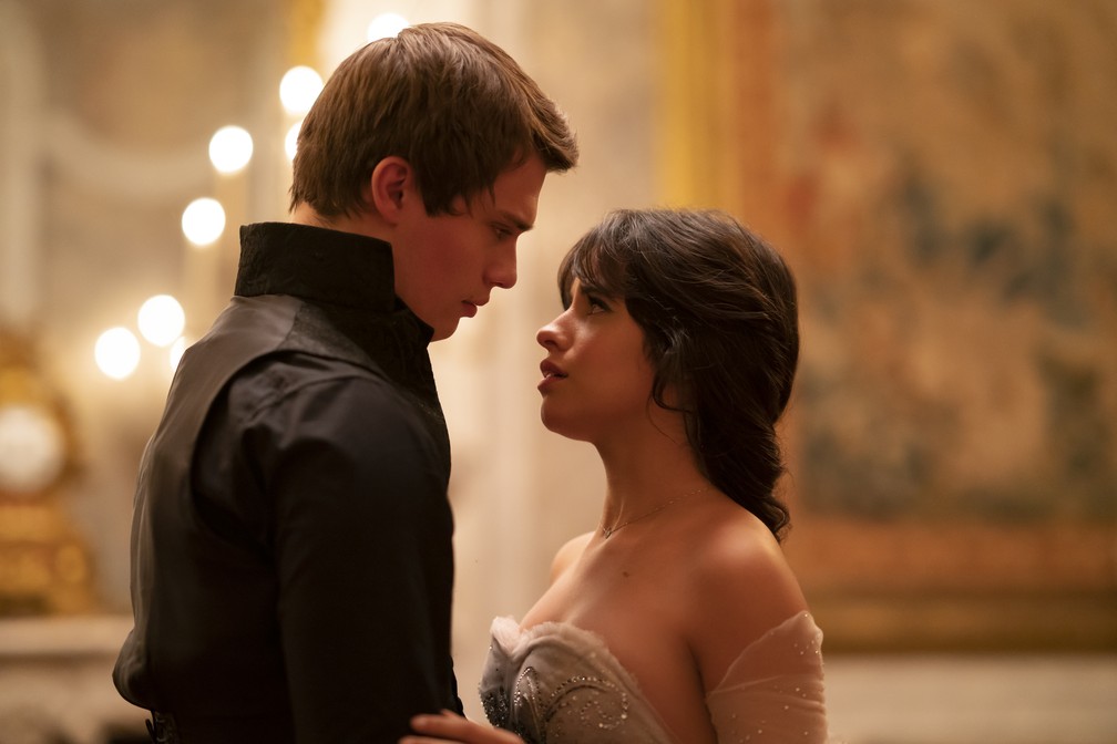  Nicholas Galitzine e Camila Cabello em cena de 'Cinderela' — Foto: Divulgação