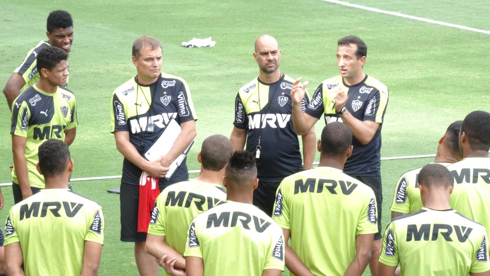 Aguirre e Piñatares orientam treino no Atlético-MG em 2016 (Foto: Rafael Araújo)