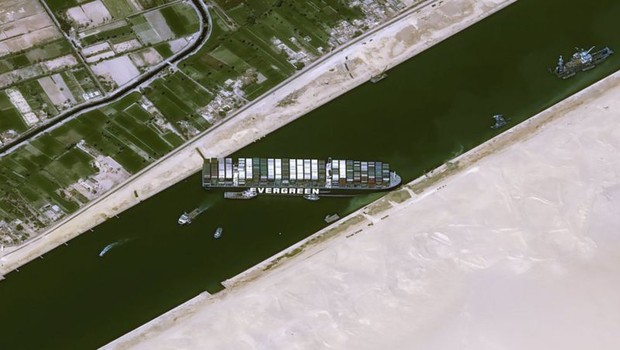 BBC Imagens de satélite de 25 de março mostram o Ever Given encalhado e travando a circulação no Canal de Suez (Foto: CNES2021, DISTRIBUTION AIRBUS DS/via BBC News Brasil)