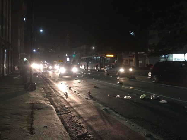 Grupo subiu a Rua da Consolação espalhando lixo pela via e PMs lançaram bombas (Foto: Roney Domingos/G1)