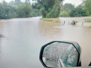 Rio transbordou e invadiu a pista em Pareci Novo (Foto: Divulgação/CRBM)