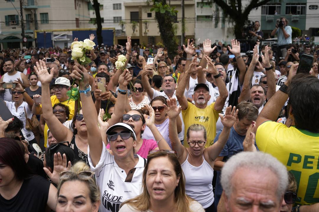 Pessoas rezam do lado de fora da casa da mÃ£e de PelÃ© durante cortejo em Santos, no litoral de SP, nesta terÃ§a-feira (3)