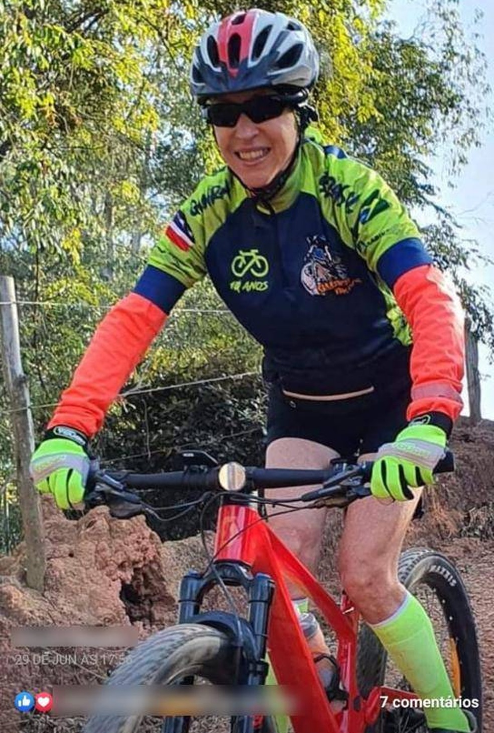 Ciclista morre eletrocutada ao passar por fio solto de poste durante trilha em Guaratinguetá — Foto: Reprodução