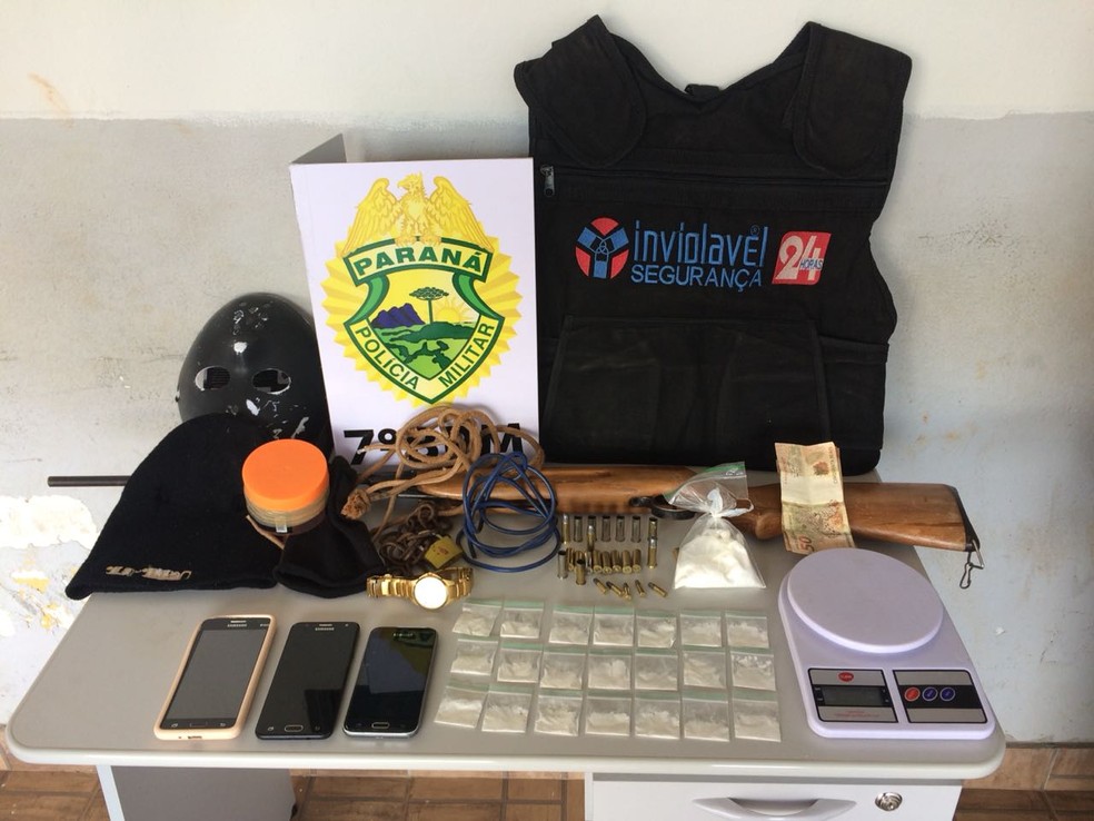 Colete roubado de banco, drogas e muniÃ§Ã£o foram encontrados com os ladrÃµes (Foto: PM/DivulgaÃ§Ã£o)