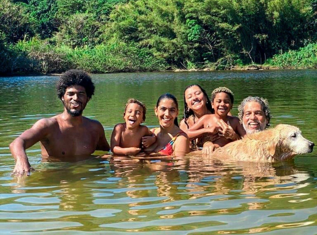 Regina Casé com a família  (Foto: Reprodução / Instagram )