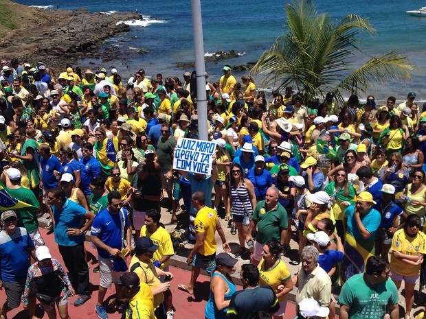 Manifestantes levam faixas de apoio ao juiz Sérgio Moro em Salvador, Bahia (Foto: Henrique Mendes/ G1)