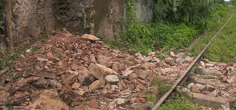 Parte de pr&eacute;dio cai em linha f&eacute;rrea no Varadouro, em Jo&atilde;o Pessoa &mdash; Foto: Reprodu&ccedil;&atilde;o/ TV Cabo Branco