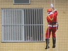 Papai Noel e super-heróis fazem rapel em ação solidária em hospital de SC