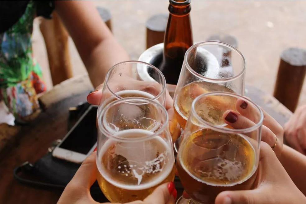 O consumo de bebida alcoólica está proibido em locais públicos.  — Foto: Giovanna Gomes / Unsplash / Divulgação