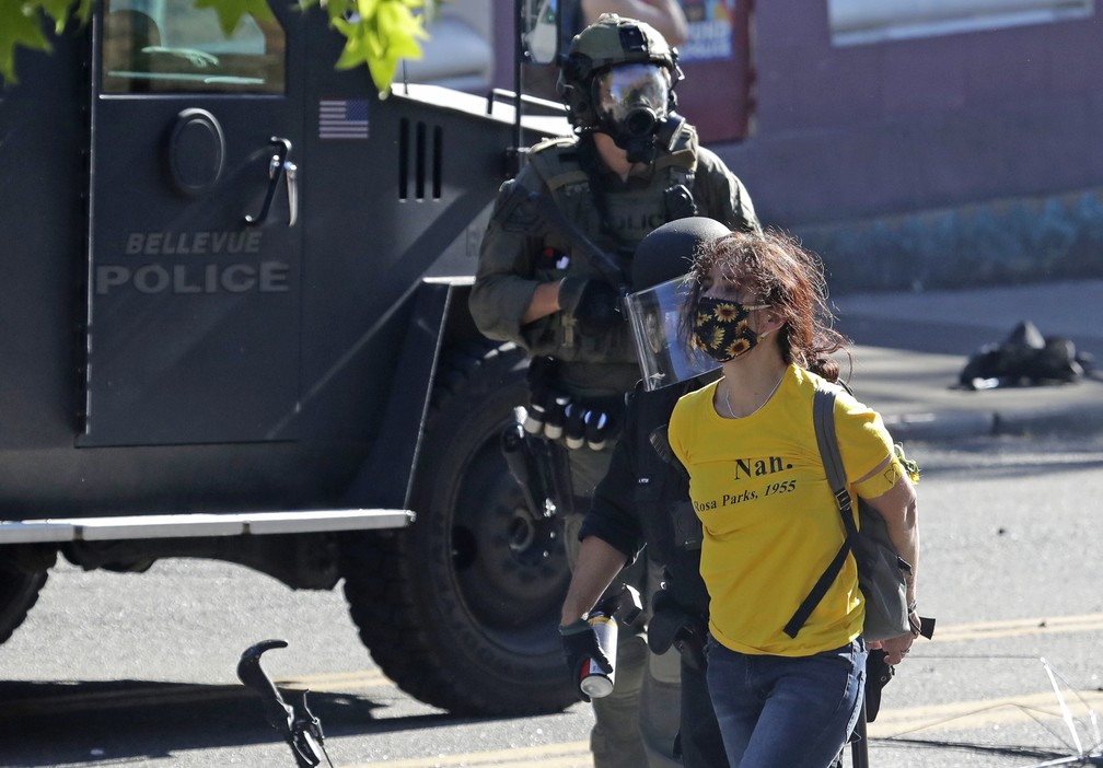 Manifestante é presa em Seattle neste sábado (25) durante protesto contra o racismo e a violência policial — Foto: Ted S. Warren/AP