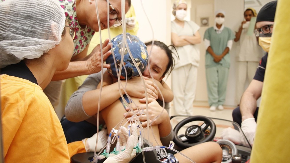 Pequeno Miguel recebendo um abraço da mãe Taís no Hospital da Criança e da Maternidade de Rio Preto — Foto: Divulgação/HCM 