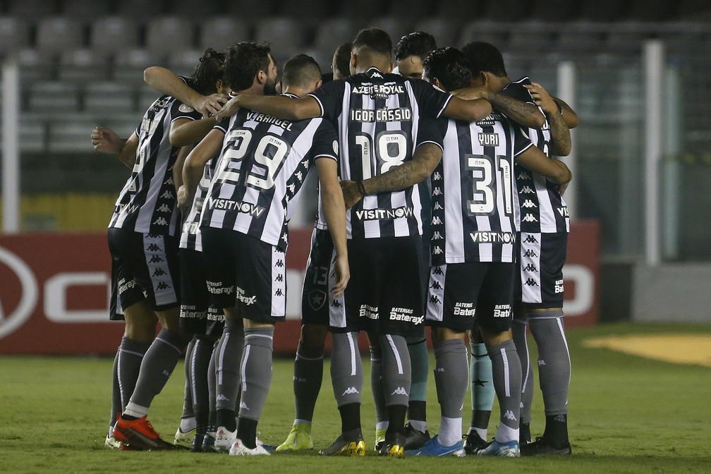 Última derrota foi para o Santos: 4 a 1 na Vila Belmiro — Foto: Vitor Silva/Botafogo