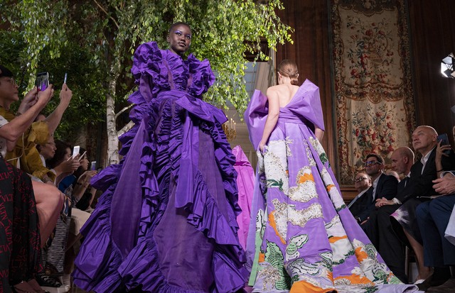 PARIS, FRANCE - JULY 03: Adut Akech walks the runway during the walks the runway during the Valentino Fall/Winter 2019 2020 show as part of Paris Fashion Week on July 03, 2019 in Paris, France. (Photo by Peter White/Getty Images) (Foto: Getty Images)