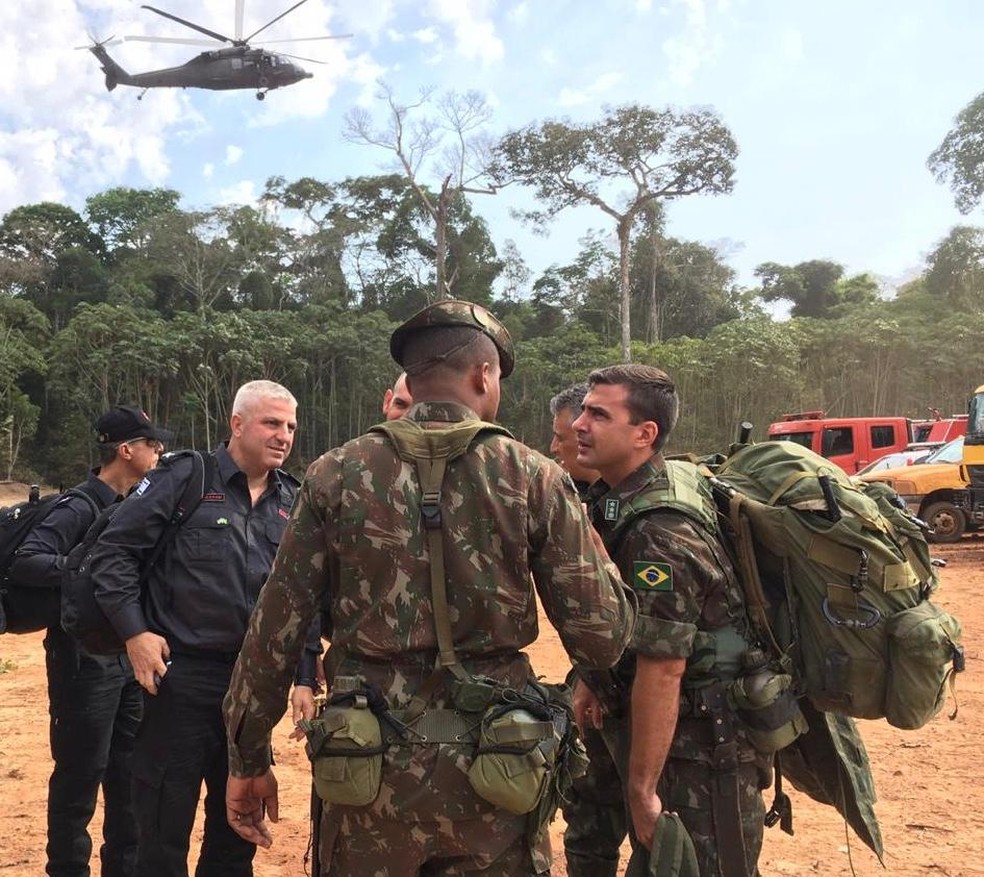 Segundo o Exército, trabalho contra queimadas começou assim que israelenses chegaram.  — Foto: Exército Brasileiro/Divulgação