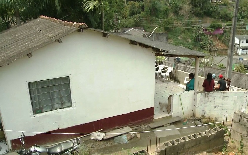Crime ocorreu na casa de parentes da vítima (Foto: Reprodução/TV Tribuna)