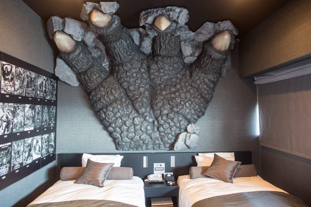 Um dos quartos temáticos com uma enorme garra do monstro sobre as camas (Foto: Getty Images)