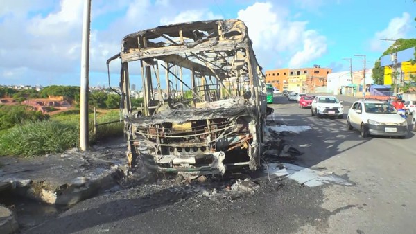 Ônibus é incendiado no bairro da Sussuarana, em Salvador — Foto: Rildo de Jesus/TV Bahia