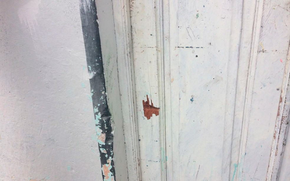 Suposta marca de tiro na frente da casa de artista em Candeias (Foto: Juliana Almirante/G1)