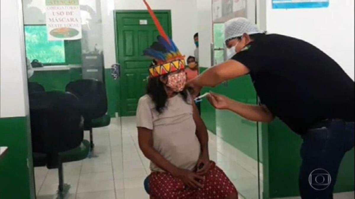 Profissionais de saúde passam por dificuldades para vacinar indígenas contra a Covid-19 no Amazonas thumbnail