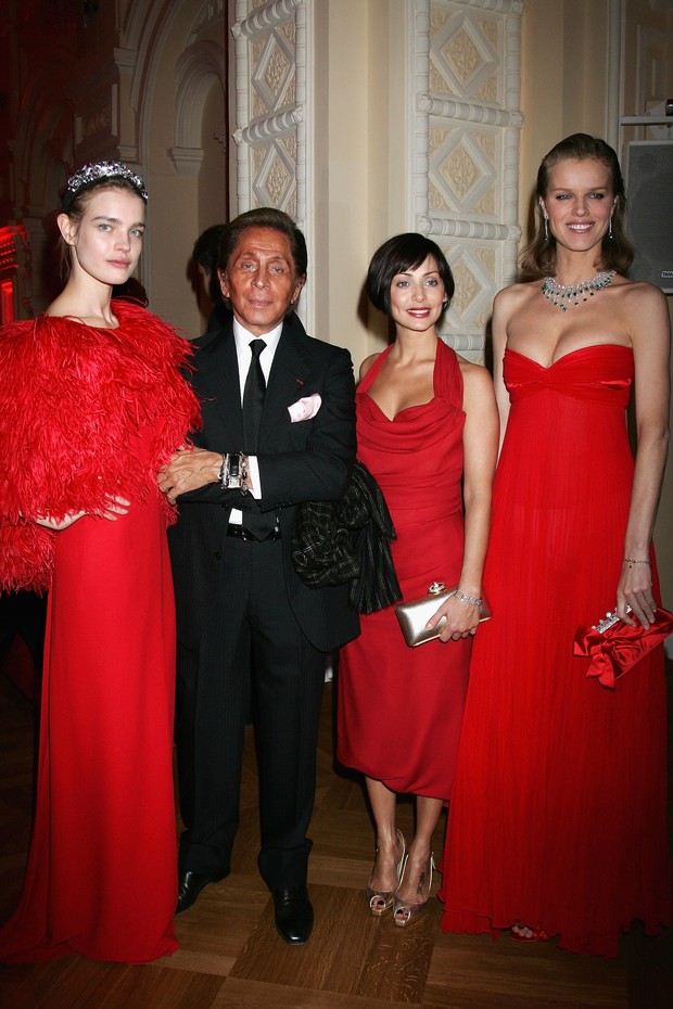 MOSCOW - FEBRUARY 13: Russian Supermodel Natalia Vodianova, designer Valentino, Singer Natalie Imbruglia and supermodel Eva Herzigova pose at the Love Ball Gala Dinner in Honour of Valentino at GUM on Red Square on February 13, 2008 in Moscow, Russia. Vod (Foto: Getty Images)