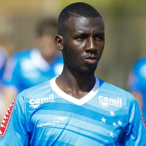 “Amuleto” celeste, Allano revê família no Rio sem perder o foco no Brasileiro