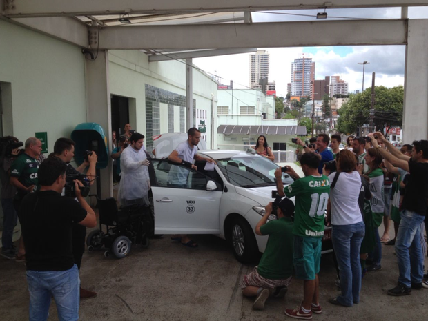 Neto deixou hospital em Chapecó (Foto: Murilo Souza/RBS TV)